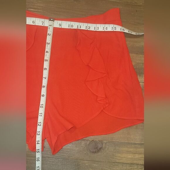 NWOT H&M Red Flutter Ruffle Shorts 10 - Picture 9 of 13